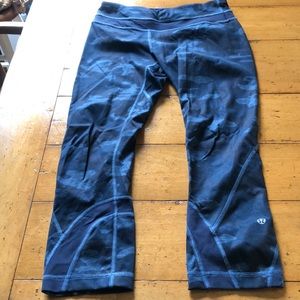 Lululemon cropped running tight in blue camo.